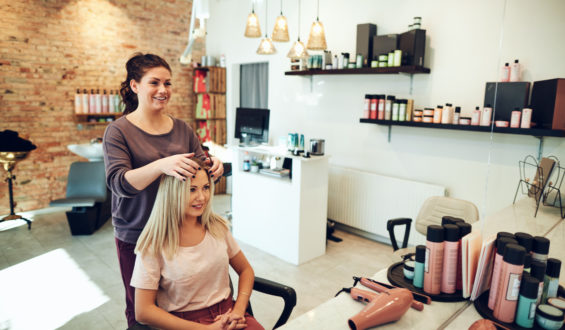 How to Get a Great Job as a Fashion Cosmetologist