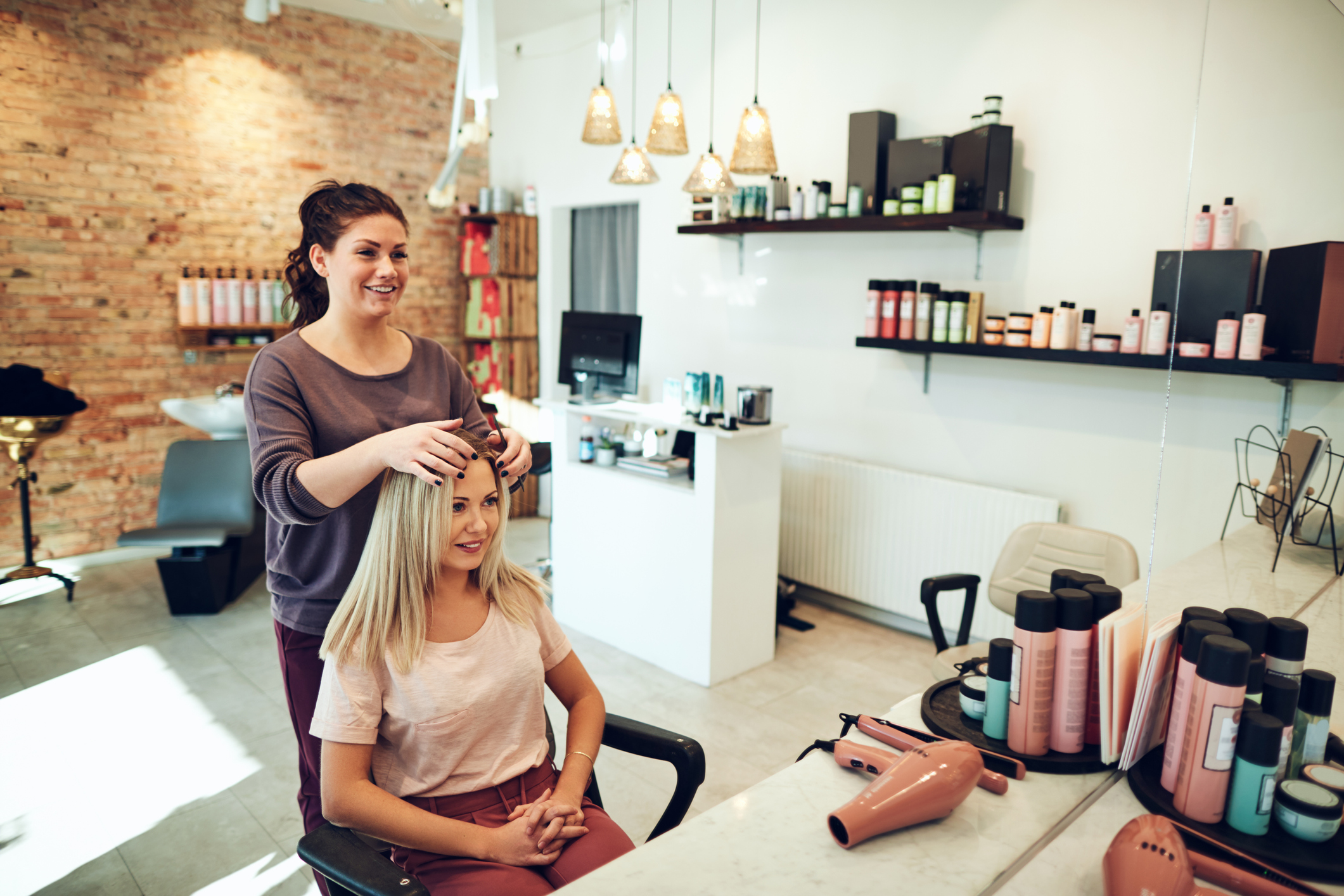 How to Get a Great Job as a Fashion Cosmetologist